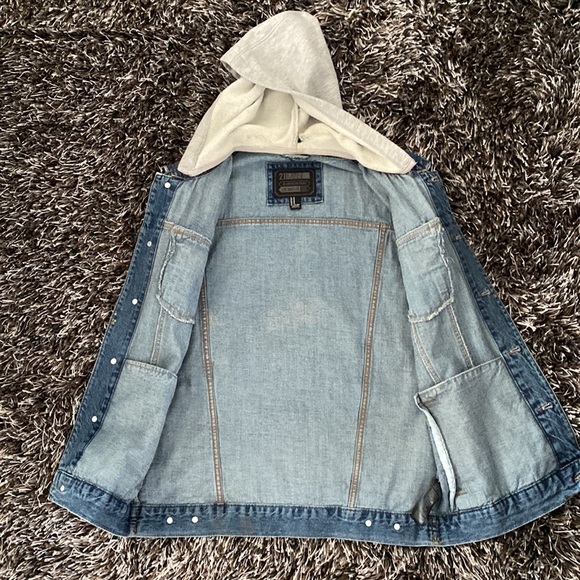 21 Men Vest with Hood - Picture 2 of 5